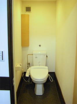 福岡県福岡市南区F店舗水まわり・トイレリフォーム施工例。洗面台や鏡もリフォーム。