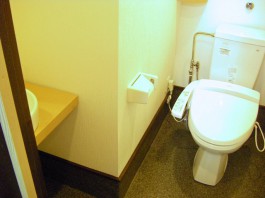 福岡県福岡市南区F店舗水まわり・トイレリフォーム施工例。洗面台や鏡もリフォーム。