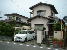 福岡県春日市の外構リフォーム工事。車庫の増設と門柱の塗替とバルコニーテラス交換。