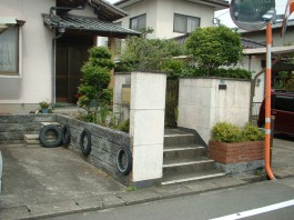 福岡県春日市の外構リフォーム工事。車庫の増設と門柱の塗替とバルコニーテラス交換。