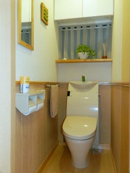 福岡県春日市のトイレリフォーム工事。おそうじしやすく清潔な洋式トイレ。インテリア空間