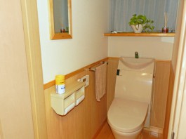 福岡県春日市のトイレリフォーム工事。おそうじしやすく清潔な洋式トイレ。インテリア空間