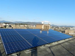 福岡県春日市のビル屋上に事業者様向けの大型太陽光発電モジュールを設置しました。