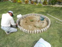 福岡県春日市の庭の階段の上にガーデンルームを付けた例。ピンコロ石花壇施工工程。