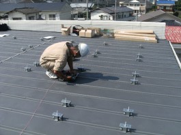 福岡県糸島市T様邸の太陽光パネル設置工事工程。太陽光パネルを支える支持金物を設置・固定します。